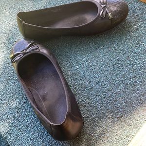Size 6 black flats Vionic